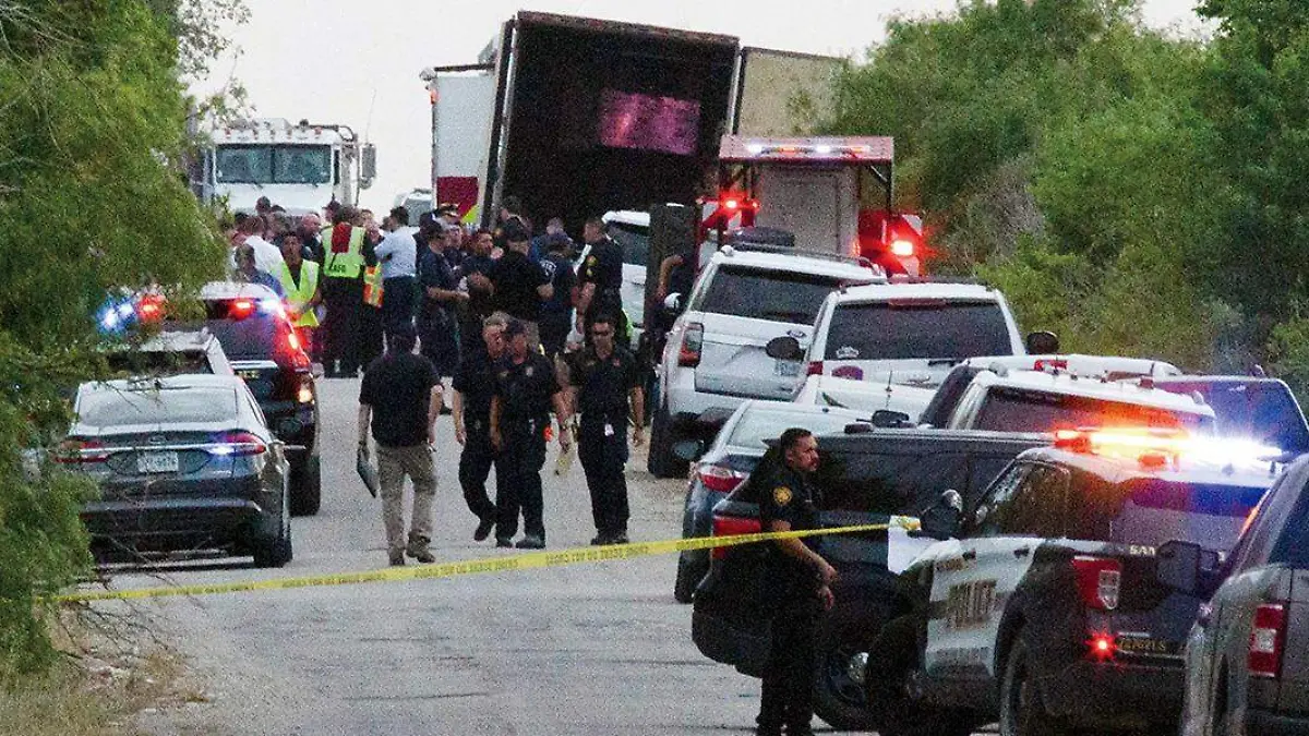 En San Antonio, Texas fue localizado un tráiler en cuya caja viajaban hacinados migrantes